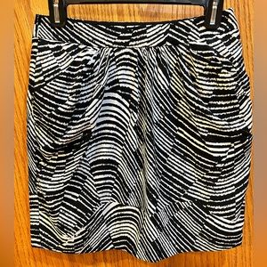 Black and white Banana Republic skirt